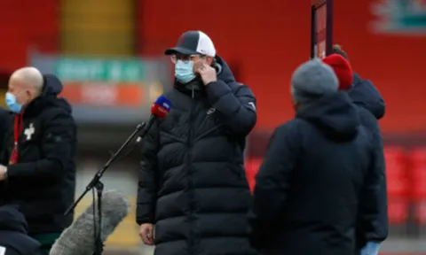 Điên tiết, Klopp tranh cãi nảy lửa với BHL Everton
