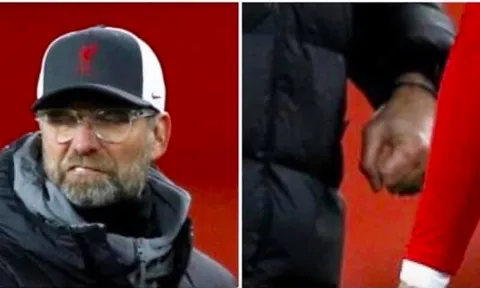Klopp cay cú, "fist bump" như muốn đấm... Fernandes