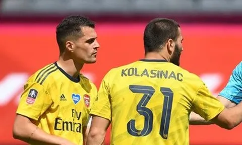 Kolasinac mắc lỗi, Xhaka lập tức làm 1 điều sau trận