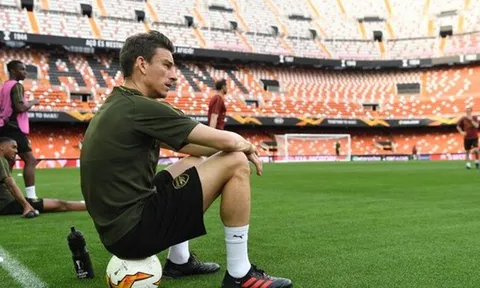 Koscielny 'đại náo' Emirates: Chưa hẳn là thảm họa đâu, Emery!
