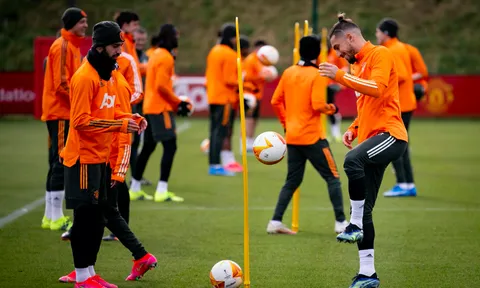 Ký xong HĐ mới, "ngọc quý" tươi rói trên sân tập Man Utd