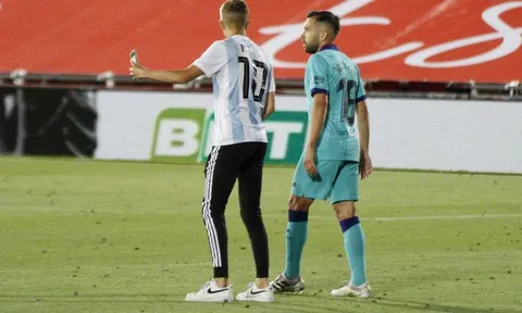 La Liga cấm khán giả, vẫn có CĐV lọt vào sân selfie với sao Barca