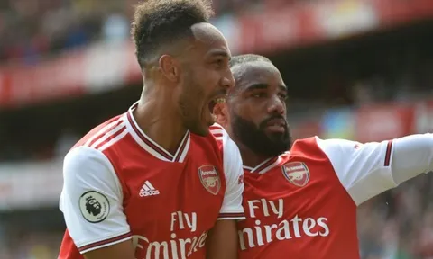 Lacazette "giúp" Arsenal trói chân Aubameyang bằng 1 hành động