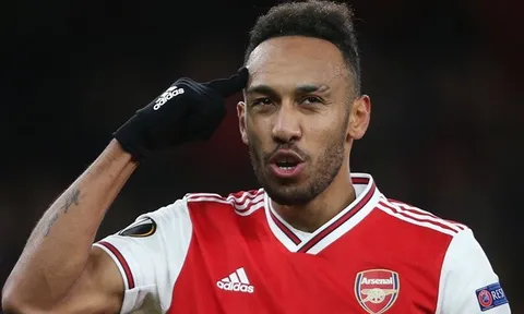 Lacazette nói với tân binh 1 câu, Aubameyang bảo hãy bình tĩnh lại
