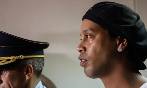 Lâm cảnh tù tội, Ronaldinho làm gì để "giết thời gian"?