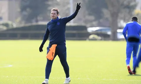 Lampard vã mồ hôi rèn giũa từng động tác cho học trò