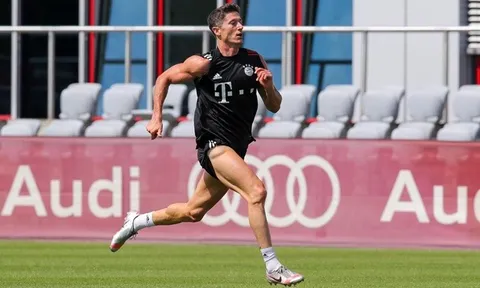 Lewandowski khoe cơ bắp cuồn cuộn chẳng kém Ronaldo trên sân tập