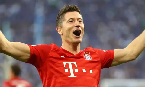 Liên tục chỉ trích chính sách chuyển nhượng, Lewandowski ngay lập tức bị "dằn mặt"