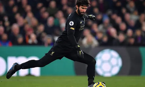 Liverpool để thua, Alisson mắc lỗi: Khi triển khai bóng từ sân nhà đang trở thành 'thảm hoạ'