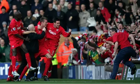 Liverpool thắng Man United sau 85 năm và vết sẹo Vidic gây ra cho Peter Crouch