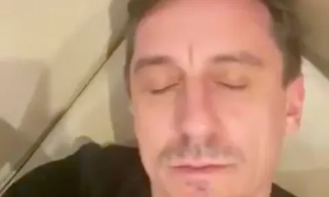 Liverpool thua sốc, Gary Neville lập tức chế nhạo