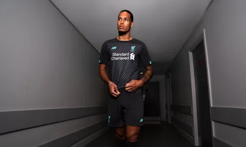 Liverpool tung mẫu áo đấu kỷ niệm 100 năm tri ân người cũ