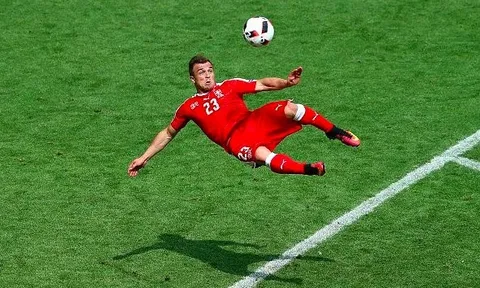 Bị loại khỏi C1, Liverpool lạnh lùng ra giá bán đứt 'nghệ sĩ bị xiềng xích'