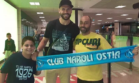 XONG! 'Cây sào 1m95' đã đặt chân đến Napoli