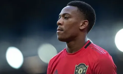 Lột xác ấn tượng, Anthony Martial vẫn bị “răn đe”