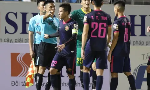 Trọng tài bị chủ lẫn khách chê thiếu bản lĩnh điều khiển trận đấu