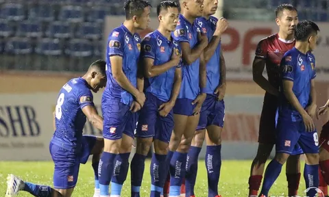 Cầu thủ Quảng Nam học Dani Alves để ngăn cản tình huống sút phạt của TP.HCM