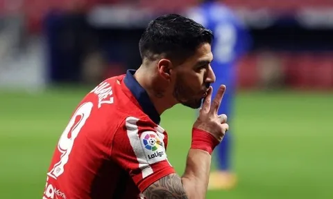 Luis Suarez còn hơn cả một tiền đạo