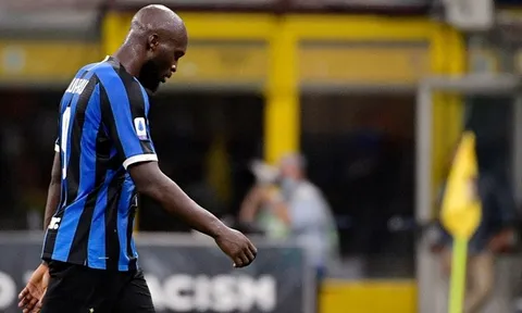 Lukaku chết lặng trước cú sút “thảm họa” của đồng đội