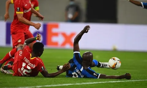 Lukaku cosplay Quang Hải, Inter vào bán kết Europa League