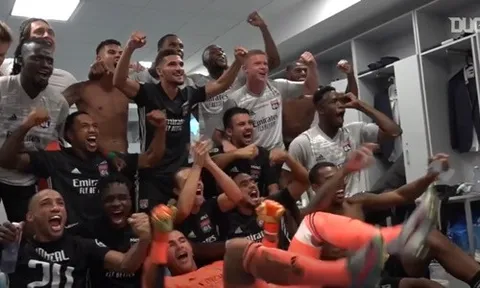 Lyon 'quẩy' tung phòng thay đồ sau khi loại Juventus