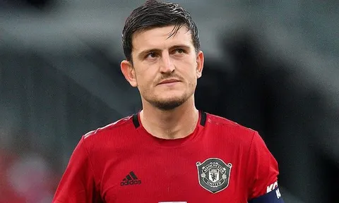 Trung vệ đắt giá nhất hành tinh như nghiệp dư, fan tìm ra Phil Jones mới