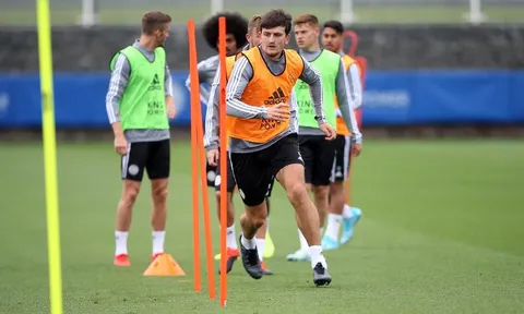 Maguire buồn tiu nghỉu khi "mắc kẹt" ở Leicester City