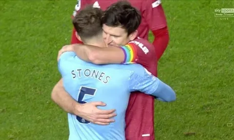 Harry Maguire một mình một kiểu khi đối đầu kình địch
