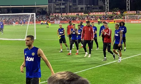 Mải mê làm một điều, tân binh của Man Utd bị bỏ rơi trên sân tập