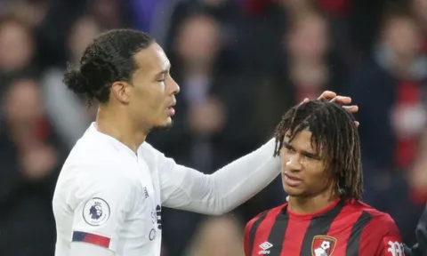 Man City mua Ake, Van Dijk lập tức nói 1 câu