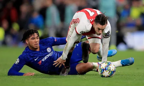 Man City nhập cuộc, tranh mua 'cơn lốc cánh trái' với Chelsea