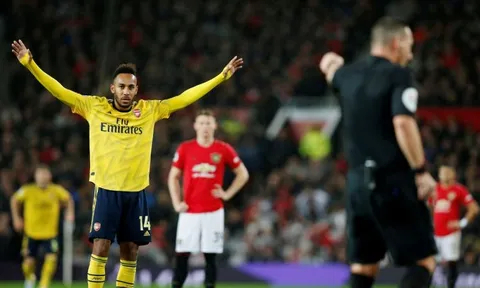 Man Utd & Arsenal diễn tấu hài tại "Nhà hát", trọng tài cũng hóa  trò hề