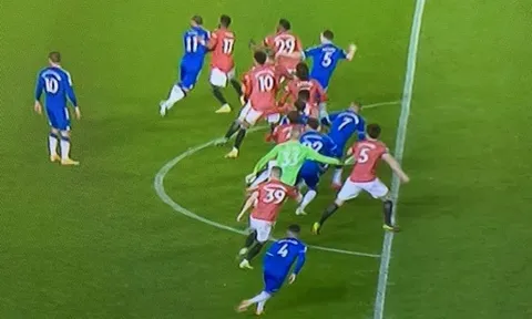 Man Utd đã để Everton 'sống sót' rời Old Trafford như thế nào?