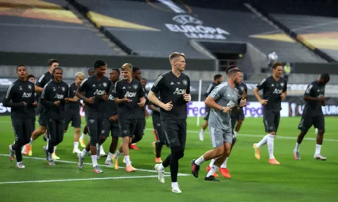 Man Utd ra sân tập luyện khi vừa tới Đức, Pogba lộ diện mạo mới