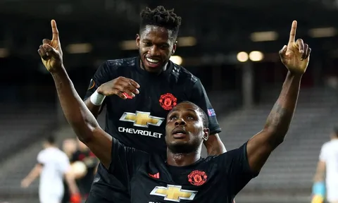 CĐV Man Utd: "Xuất chúng; Cậu ấy đang dạy cho Pereira và Lingard cách chuyền bóng"