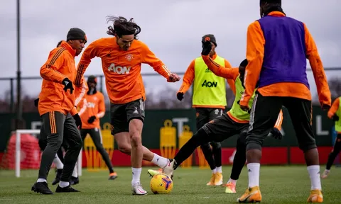 M.U tập cực sung, Cavani phô diễn kỹ năng giữa một rừng cầu thủ
