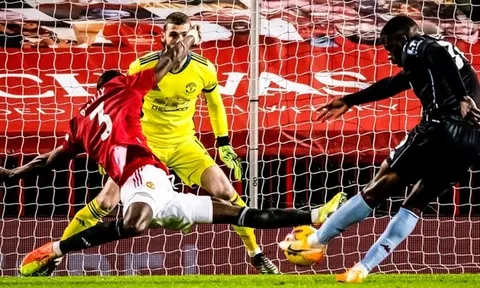 'Hút chết' trước Villa, dàn sao Man Utd vỡ òa vây kín 'người hùng'