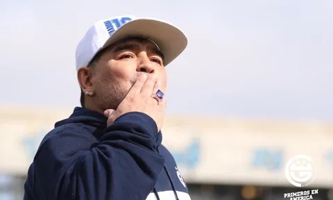 Maradona tái xuất băng ghế chỉ đạo cực chất, hàng vạn fan điên đảo