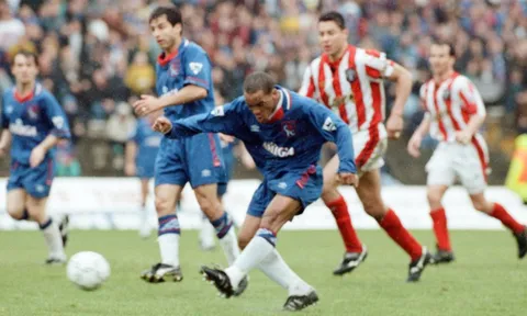 Nhìn lại trận đấu năm 1994, khi Chelsea lần đầu đánh bại Sheffield ở Premier League