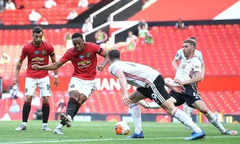 Martial lập hat-trick, Man Utd 'làm gỏi' Sheffield