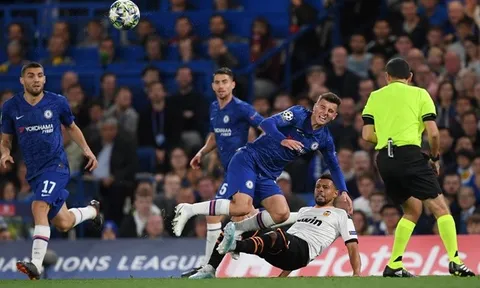 Va chạm kinh hoàng, 'trò cưng' Lampard rời sân chỉ sau 15 phút