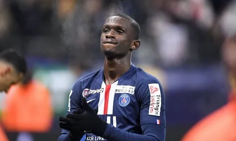 Mất "ngọc quý" 18 tuổi vào tay Bayern, NHM PSG phẫn nộ: "Cậu ta nghĩ cái quái gì thế?"