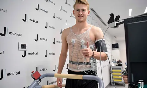 Matthijs de Ligt 'đốn tim' fan nữ khi kiểm tra y tế tại Juventus