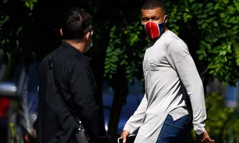 Mbappe chứng tỏ độ sang chảnh khi đeo đồng hồ “quý tộc” đến sân tập