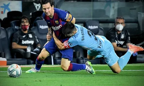 Messi khiến đối thủ rơi "liêm sỉ", giúp Barca nới rộng khoảng cách Real