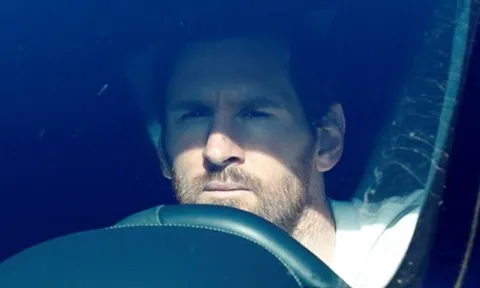 Messi đến sân tập sau gần 2 tháng, trang bị 2 món phòng COVID-19 kỹ lưỡng