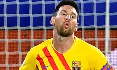 Messi múa karate bất thành, đá bay cơ hội ngon ăn
