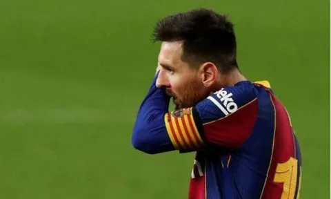 Messi phản ứng không ngờ sau bàn thắng của Pique