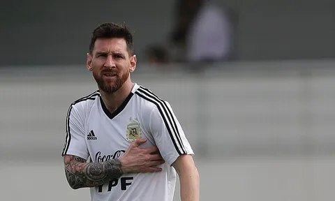 Messi trông khá khắc khổ khi Argentina 'chết đi sống lại'