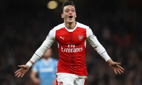 XONG! HLV Fenerbahce phá vỡ im lặng về tương lai Ozil